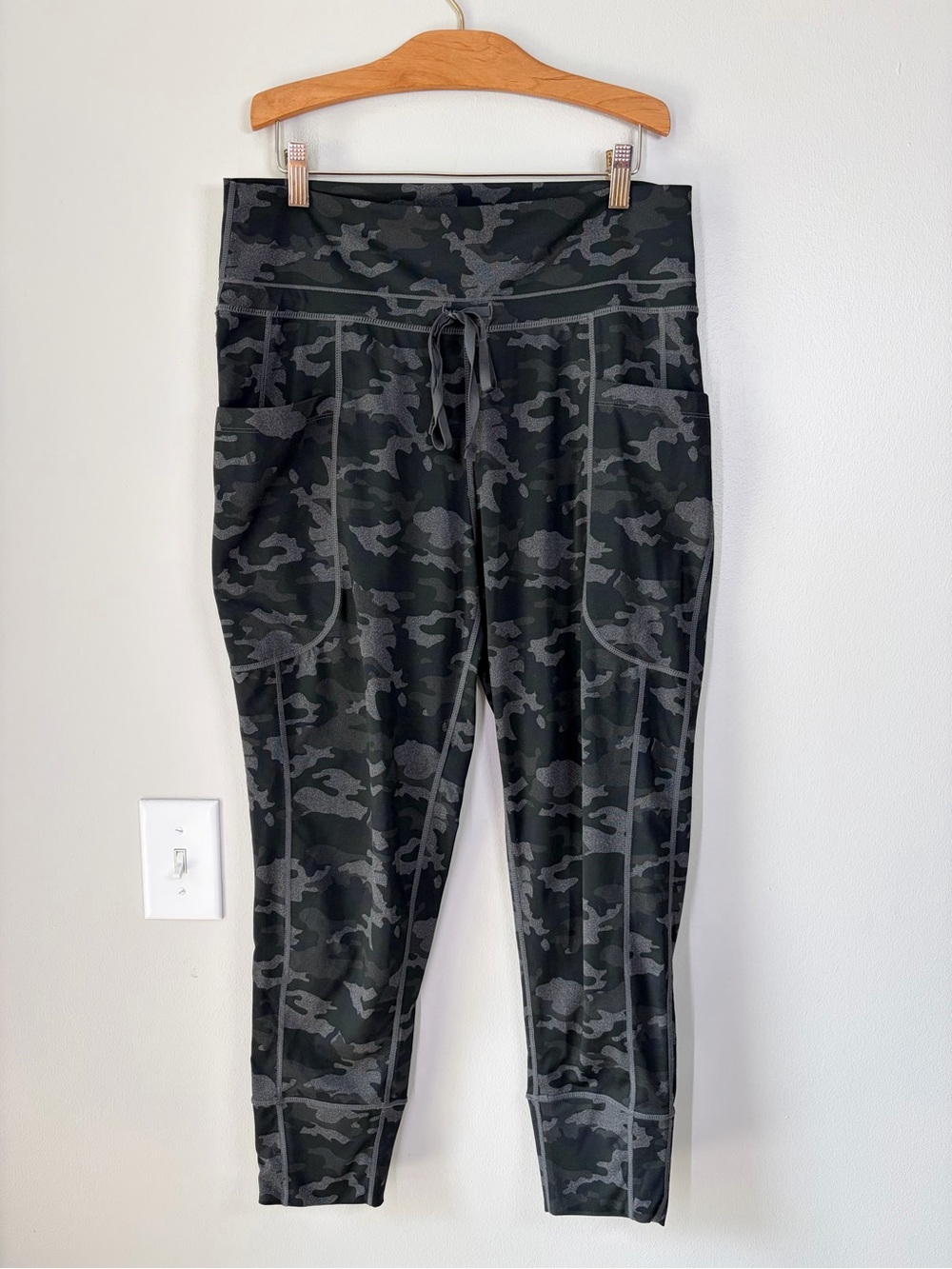 Fabletics Dark Camo Slim Jogger Legging with Pockets Athleisure Workout Gym